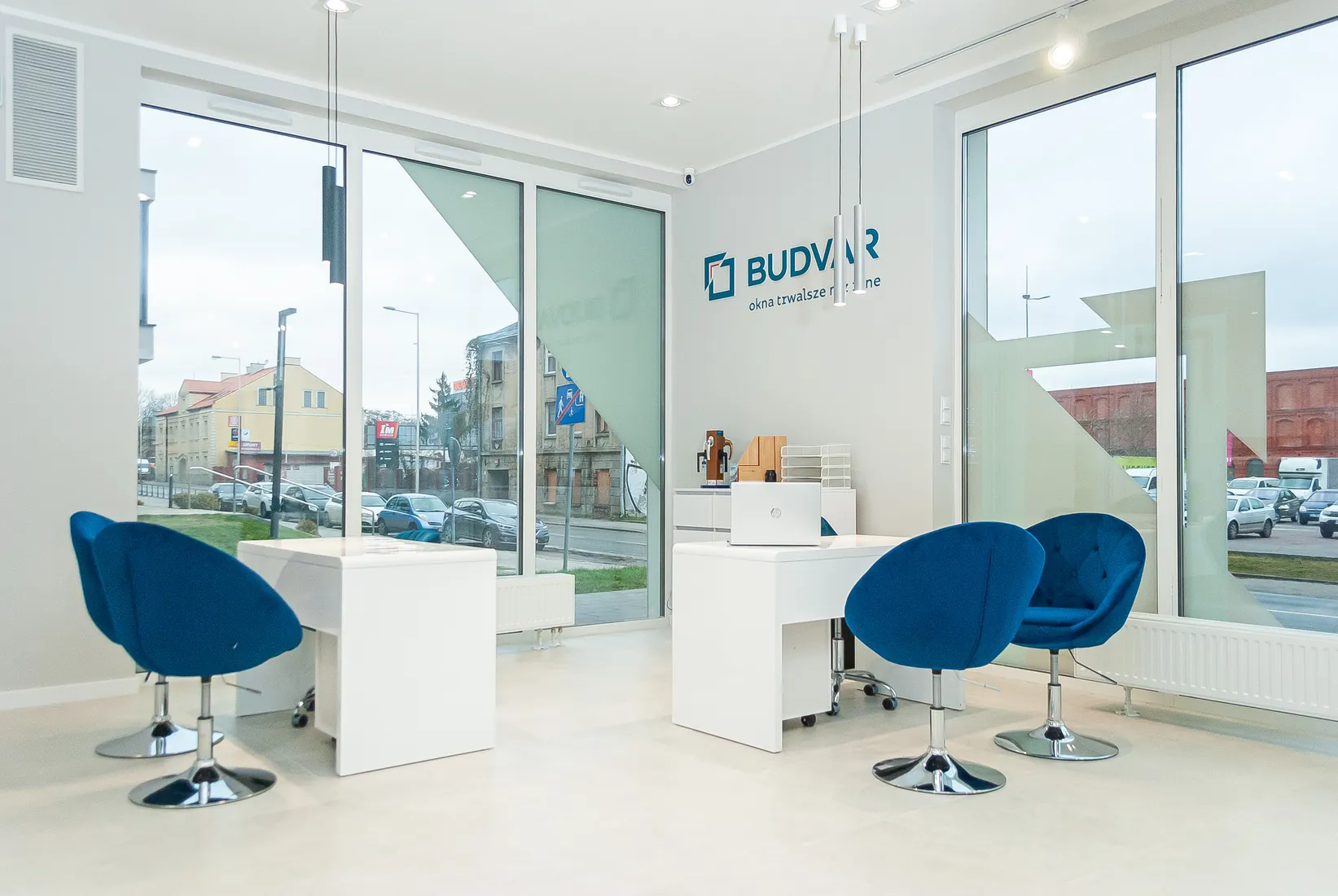 Strefa doradztwa przy witrynie — Salon Budvar Łódź