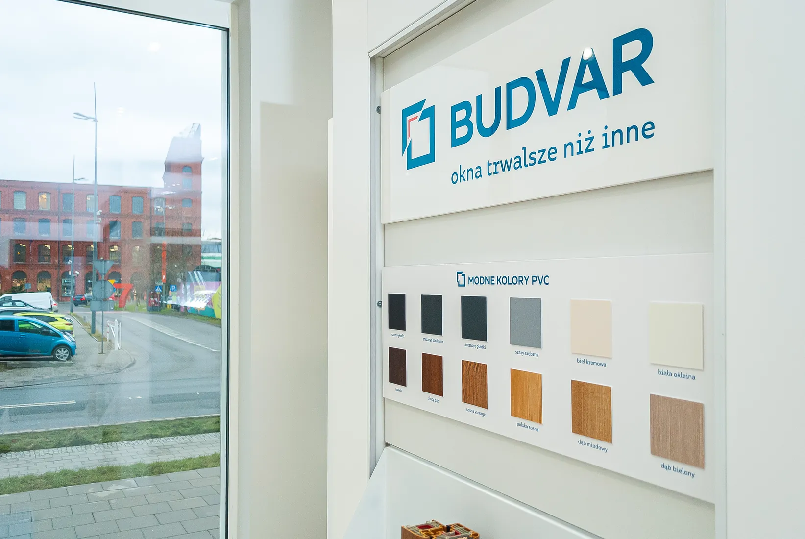 Wzornik kolorów przy witrynie — Salon Budvar Łódź