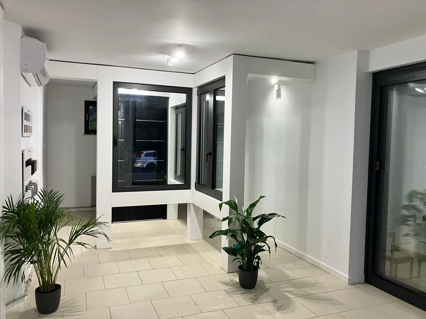 Okna w narożniku i drzwi tarasowe — Salon BUDVAR Opole