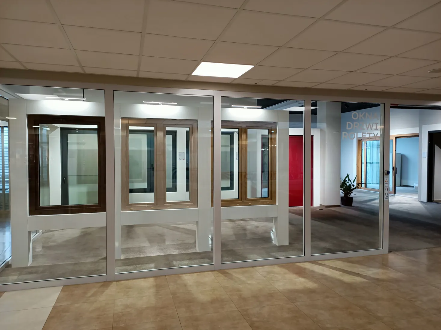 Okna na ekspozycji przy wejściu — Salon BUDVAR Poznań – Galeria Arkada