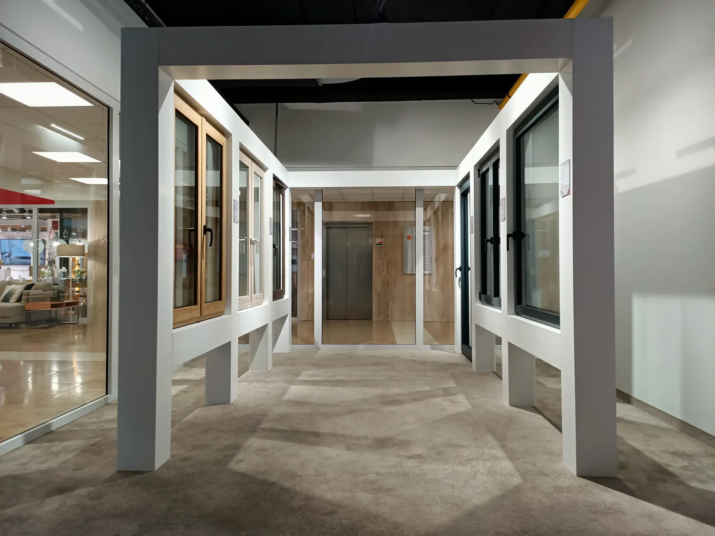Aleja okien — Salon BUDVAR Poznań – Galeria Arkada