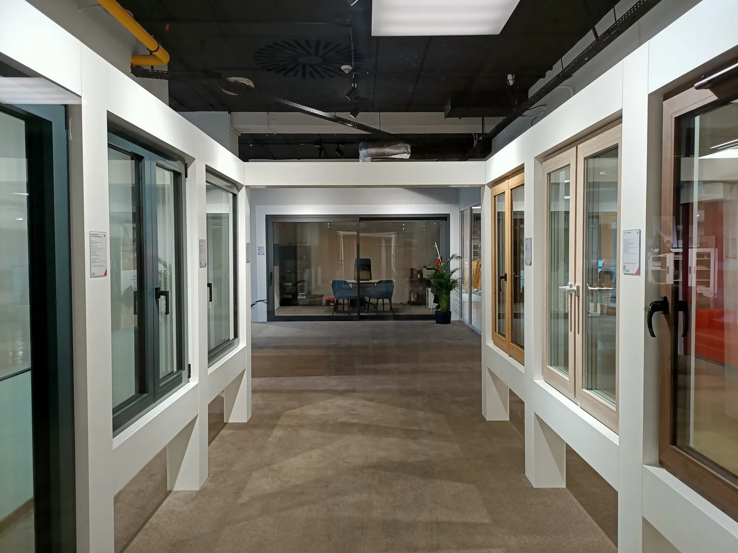Aleja okien — widok w głąb salonu — Salon BUDVAR Poznań – Galeria Arkada