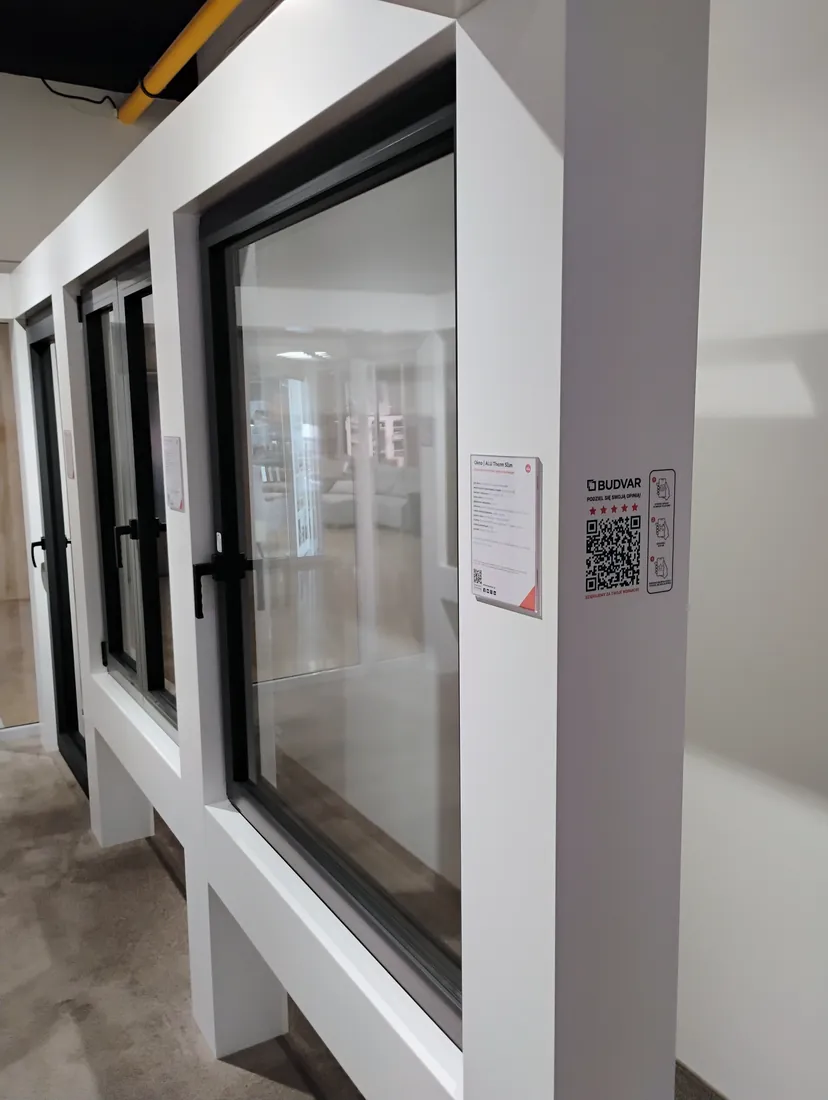 Okno w kolorze antracytowym z bliska — Salon BUDVAR Poznań – Galeria Arkada