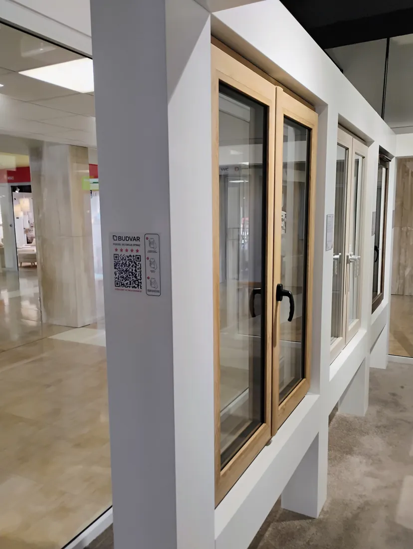 Okno w okleinie drewnopodobnej z bliska — Salon BUDVAR Poznań – Galeria Arkada