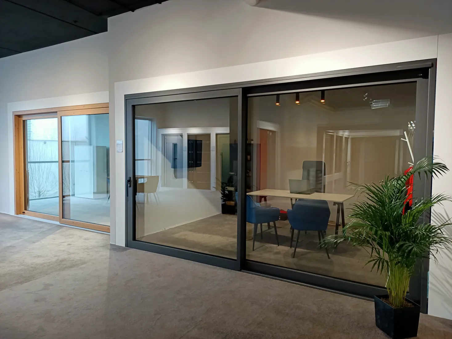 Drzwi tarasowe przesuwne i strefa rozmów — Salon BUDVAR Poznań – Galeria Arkada