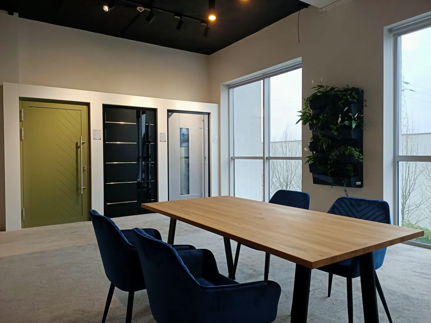 Stół doradczy i drzwi zewnętrzne — Salon BUDVAR Poznań – Galeria Arkada