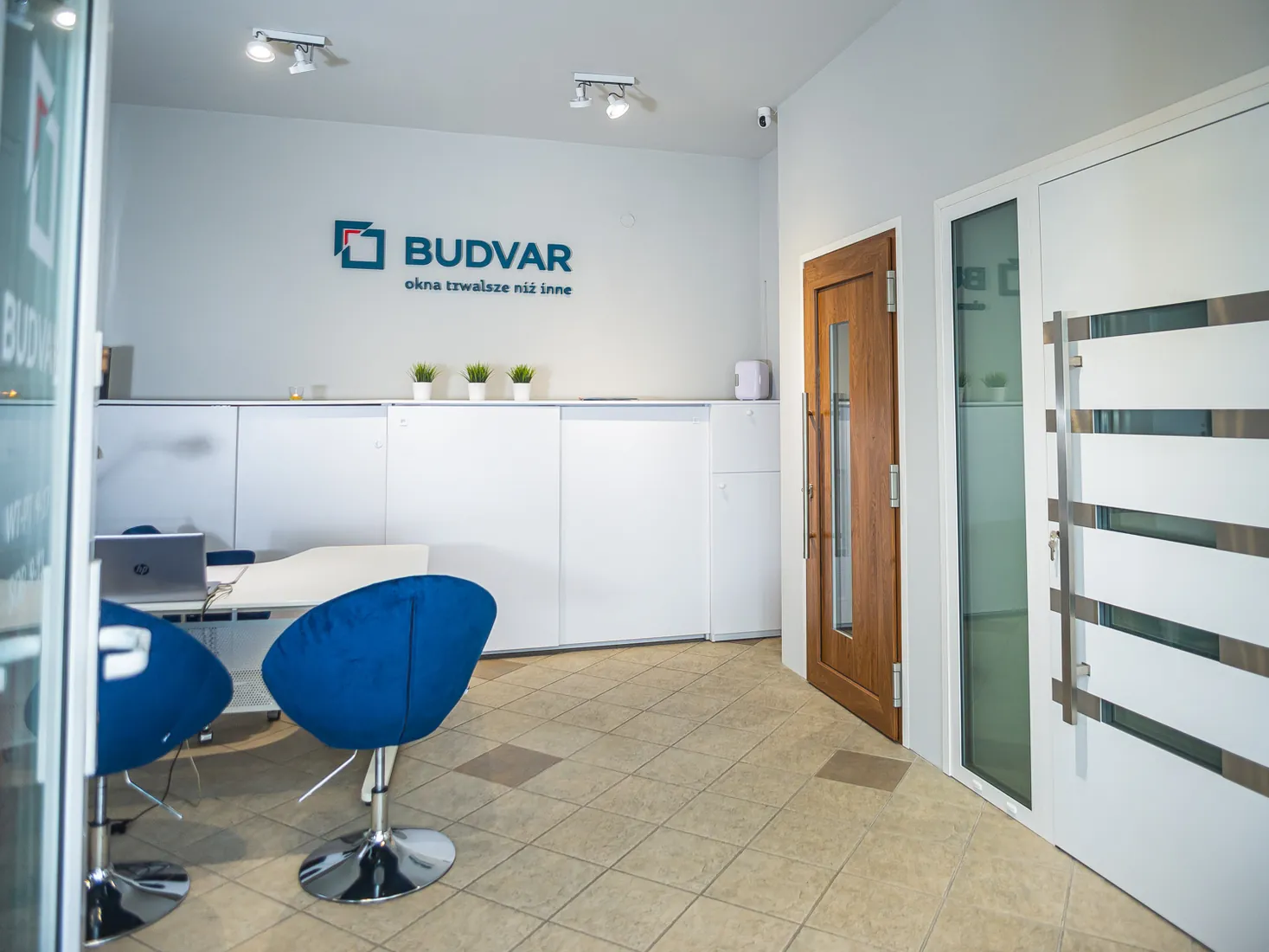 Recepcja i drzwi zewnętrzne — Salon Budvar Sieradz