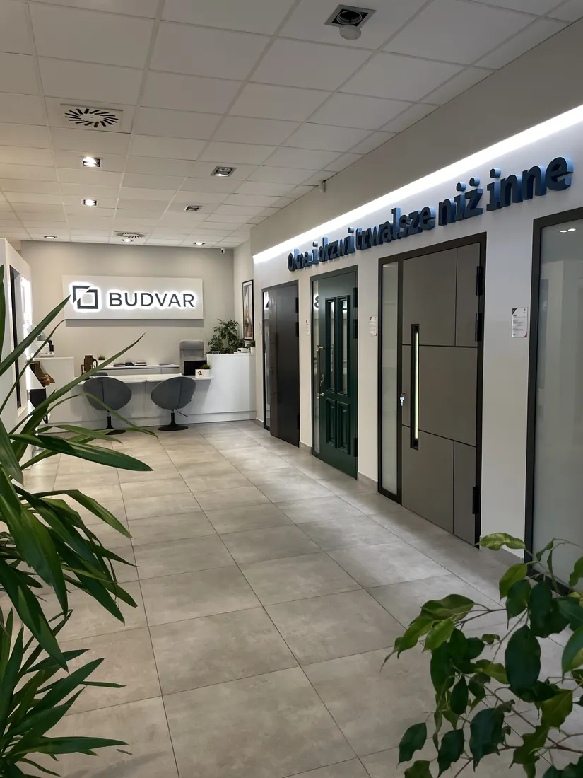 Aleja drzwi zewnętrznych — Salon Budvar Warszawa