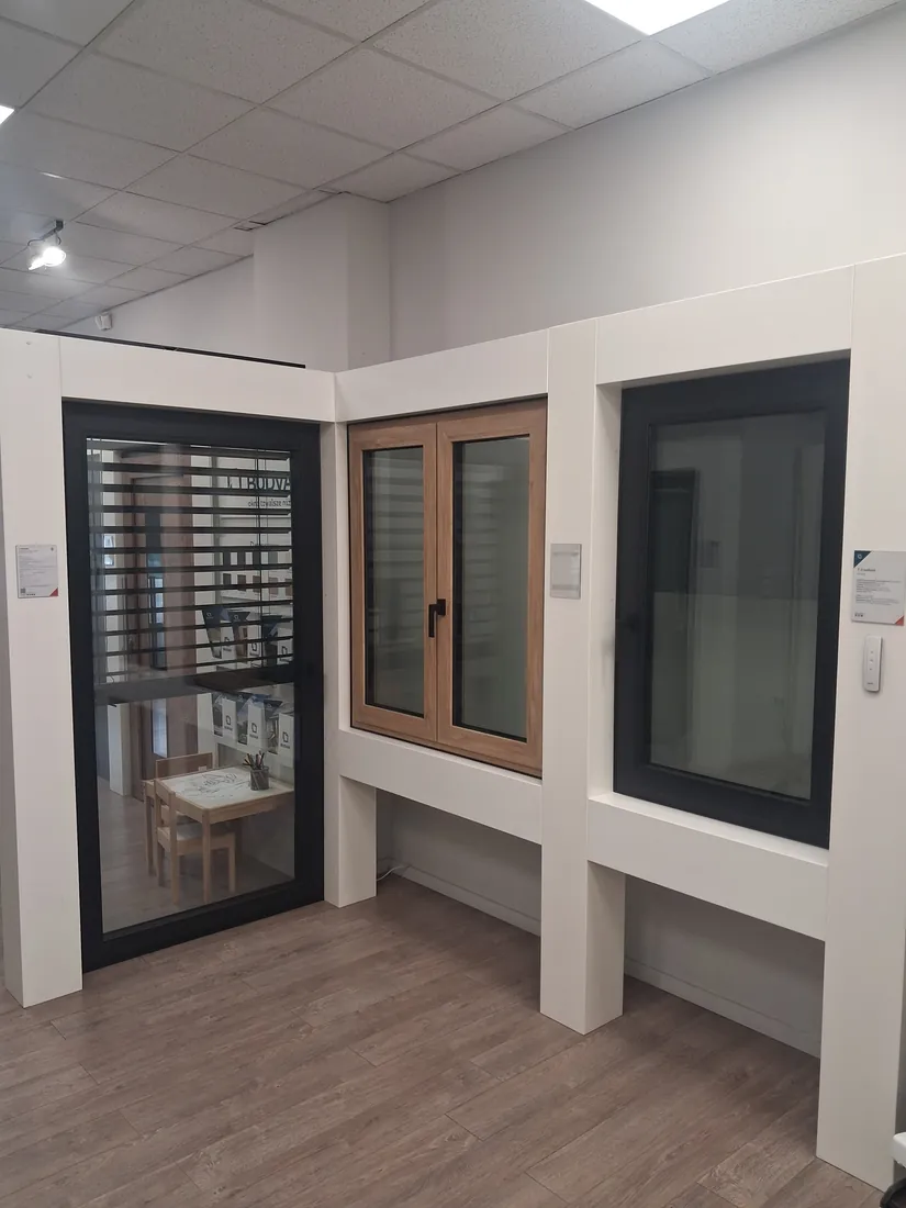 Ekspozycja okien i drzwi balkonowych — Salon BUDVAR Wrocław